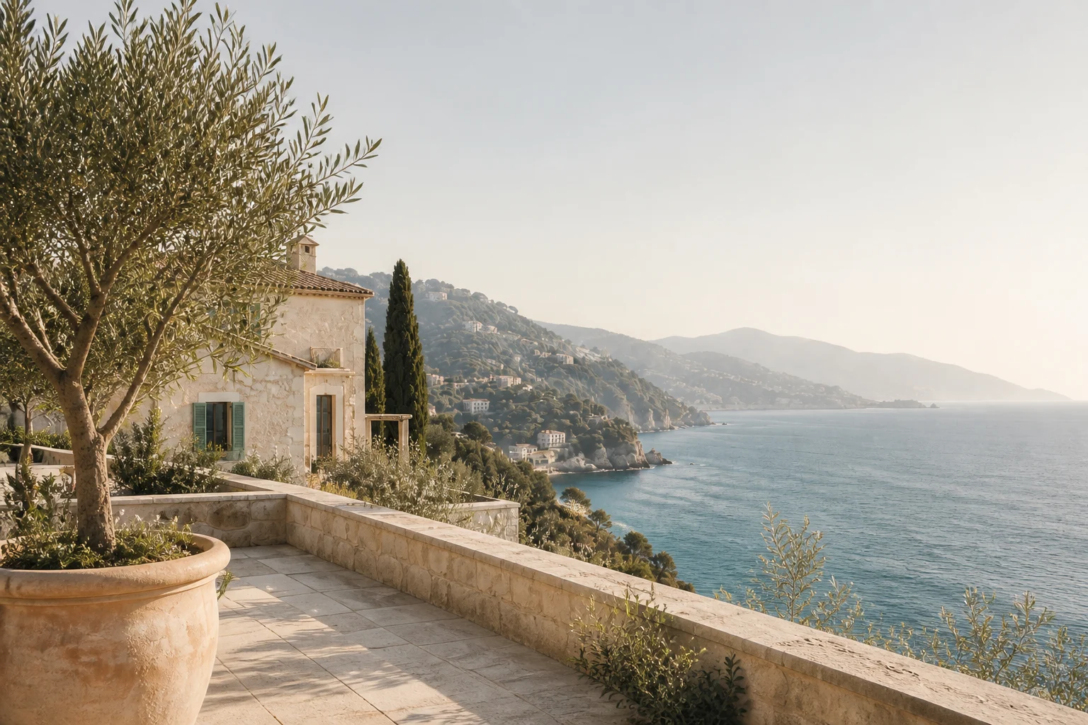 Mediterrane Küste mit Steinvilla und Olivenbäumen